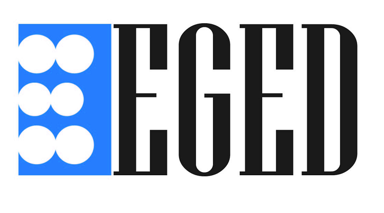 EGED logosu, mavi zemin uzerine orta noktalari kucuk beyaz bir alti nokta ve sag tarafta beyaz zemin uzerine siyah cengelli buyuk harflerle EGED yazisindan olusmaktadir.